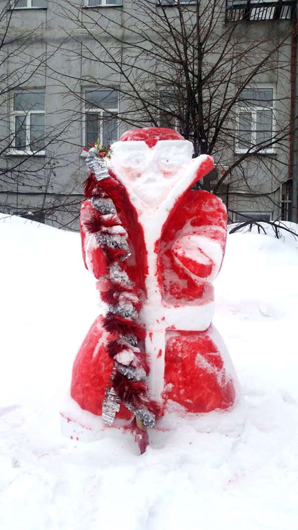 Первое место. Скульптурная композиция «Дед Мороз красный нос»