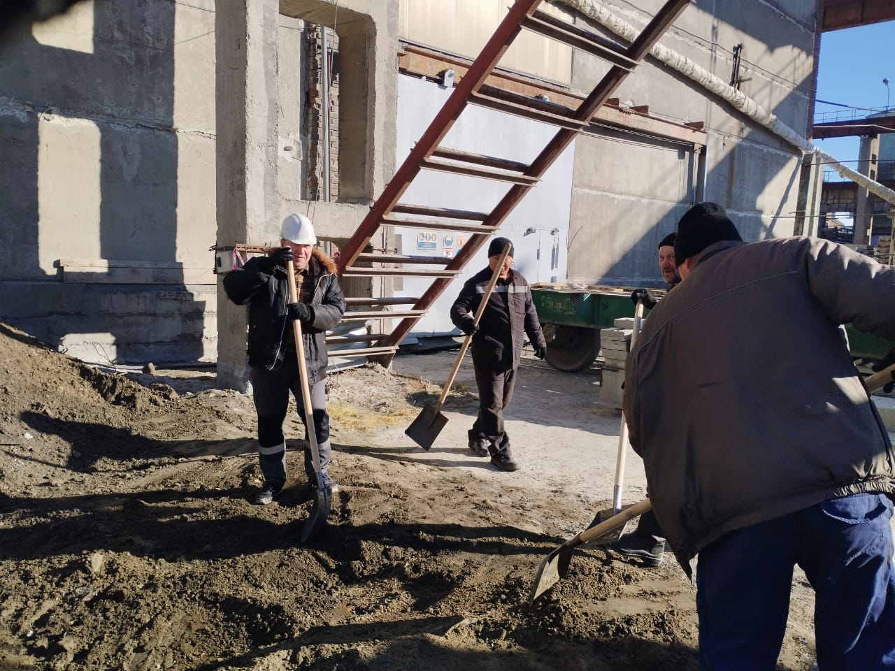 Не зря лопату назвали штыковой!