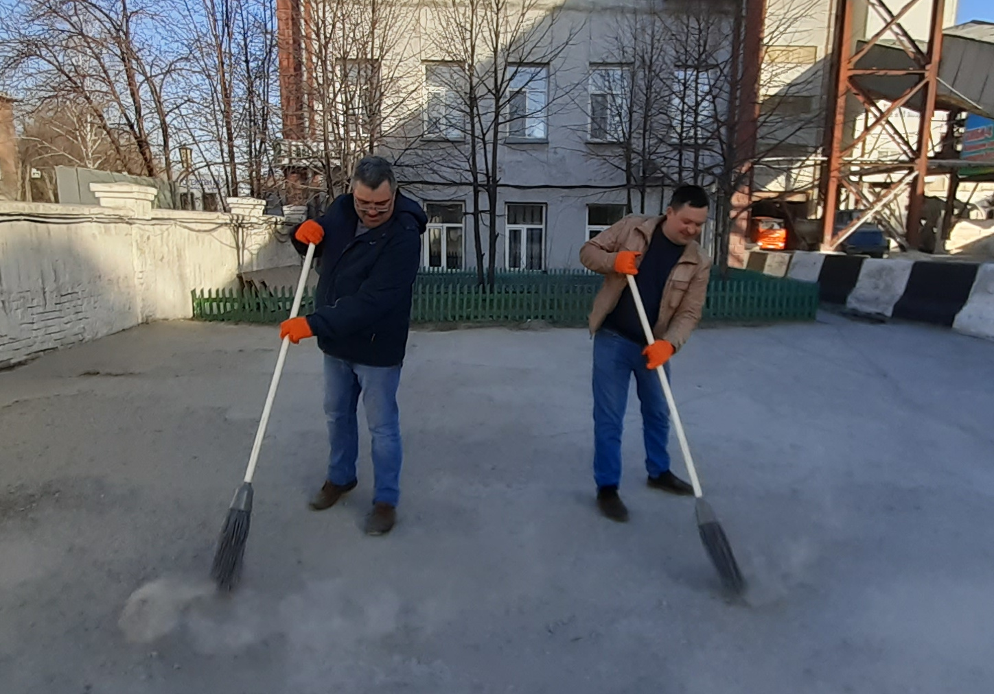 Ударный труд объединяет!